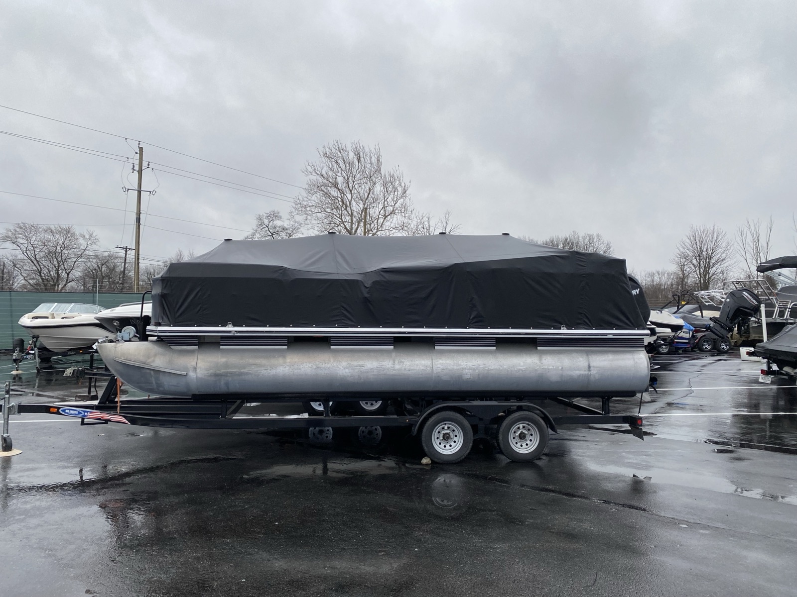 Full mooring cover on pontoon boat